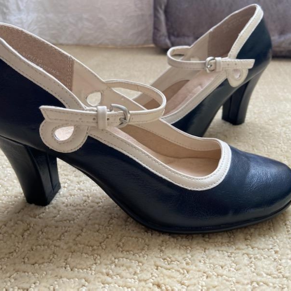 Aerosoles Mary Jane Heels | Navy w/white trim